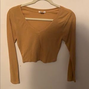 Long sleeve cropped shirt.
